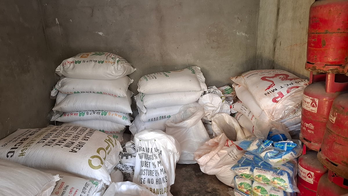 রাজশাহীর পুঠিয়ার বাঁশবাড়ি বাজারে কীটনাশক বিক্রেতা সারোয়ার ট্রেডার্সে অবৈধভাবে বেশি দামে নন–ইউরিয়া সার বিক্রি হচ্ছে। গত ১৯ জানুয়ারি বিকেলে তোলা