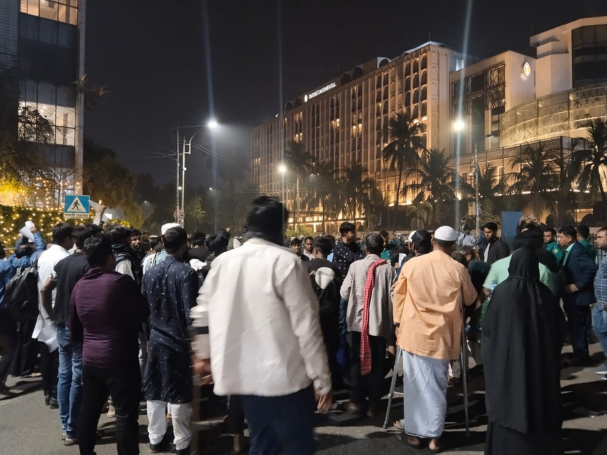 রাজধানীর শাহবাগ এলাকায় ইন্টারকন্টিনেন্টাল হোটেলের সামনে অবস্থান নিয়ে বিক্ষোভ করছেন জুলাই অভ্যুত্থানে আহত ব্যক্তিরা। আজ রোববার রাতে