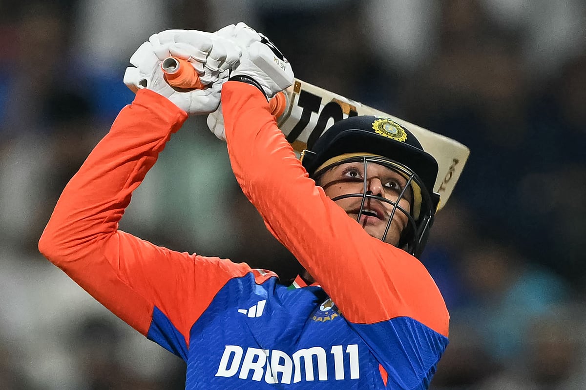 ১৩টি ছক্কা মেরেছেন অভিষেক শর্মা