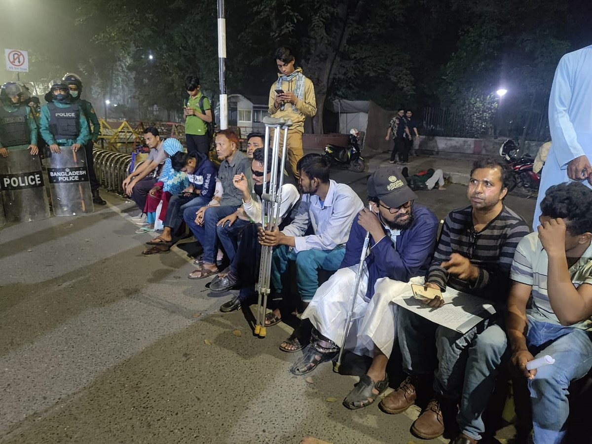 মধ্যরাতে রাজধানীর মিন্টো রোডে প্রধান উপদেষ্টার বাসভবন যমুনার সামনে অবস্থান নিয়েছেন জুলাই অভ্যুত্থানে আহত ব্যক্তিরা। এর আগে দিনভর আগারগাঁও ও হোটেল ইন্টারকন্টিনেন্টালের সামনে বিক্ষোভ করেন তাঁরা