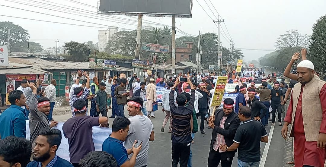 ডাকাতি-ছিনতাই বন্ধের দাবিতে যানচালকদের বিক্ষোভ। রোববার কুমিল্লার দাউদকান্দি উপজেলার ইলিয়টগঞ্জে ঢাকা-চট্টগ্রাম মহাসড়কে