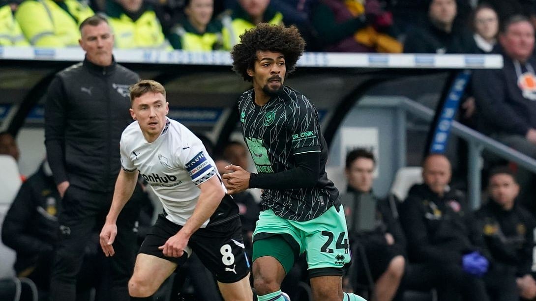 শেফিল্ড ইউনাইটেডের জার্সিতে অভিষেক ম্যাচেই আলো ছড়িয়েছেন হামজা চৌধুরী