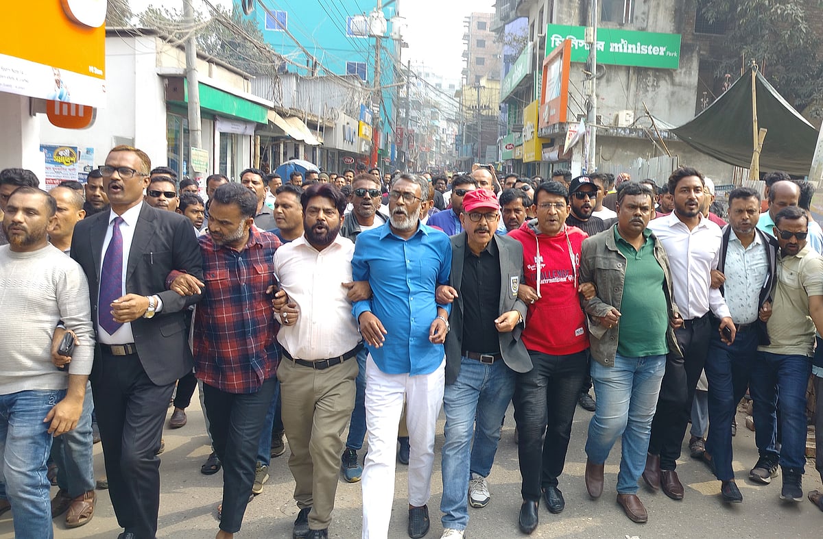 কমিটি ঘোষণার খবরে জেলা শহরে আনন্দমিছিল করেছেন বিএনপি এবং দলটির বিভিন্ন অঙ্গসংগঠনের নেতা-কর্মীরা। আজ রোববার দুপুরে