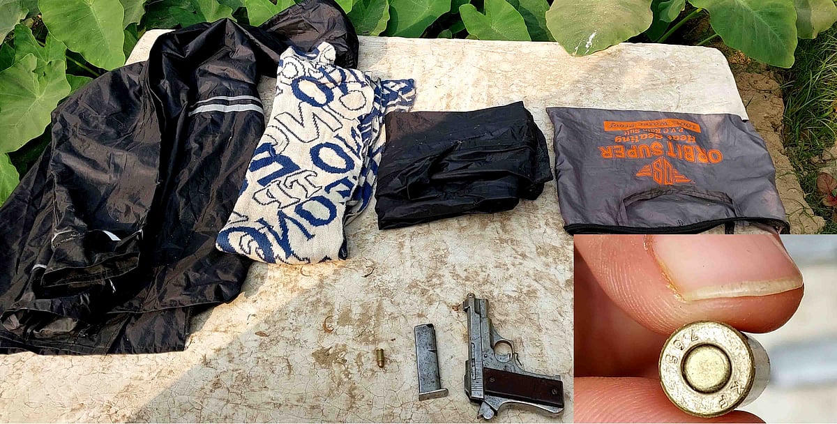 নাটোরের সিংড়ায় যৌথ বাহিনীর অভিযানে উদ্ধার হওয়া পিস্তল ও রেইনকোট