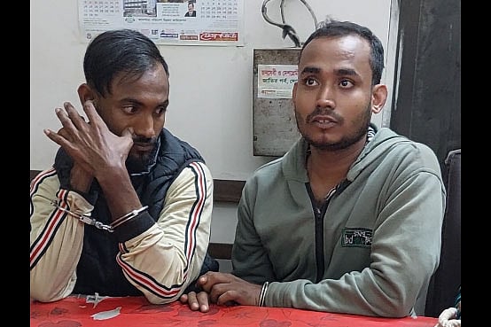 কিশোরীকে দলবদ্ধভাবে ধর্ষণ করে হত্যার ঘটনায় এই দুই যুবককে গ্রেপ্তার করেছে পুলিশ। তাঁদের দেওয়া তথ্যের ভিত্তিতে আজ হাতিরঝিল থেকে কিশোরীর লাশ উদ্ধার করা হয়েছে