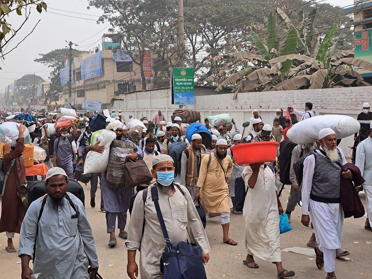 ইজতেমার আখেরি মোনাজাত শেষে গাড়ি না পেয়ে পায়ে হেঁটে গন্তব্যে যাচ্ছেন মুসল্লিরা। আজ রোববার সকালে