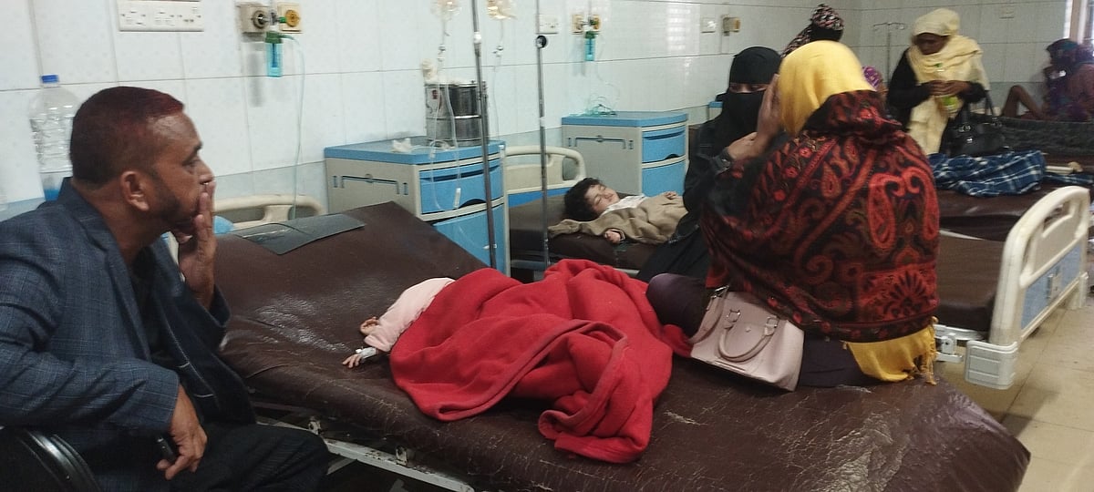 সিলেটে সড়ক দুর্ঘটনায় নিহত সোহেল ভূঁইয়ার ছোট মেয়ে সোহা ও শামীমা ইয়াসমিনের মেয়ে জান্নাতের শয্যার পাশে স্বজনেরা। আজ রোববার বিকেলে সিলেট এম এ জি ওসমানী মেডিকেল কলেজ হাসপাতালের ক্যাজুয়ালটি ওয়ার্ডে