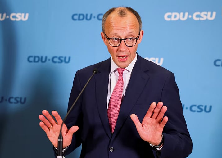 জার্মানির ক্রিশ্চিয়ান ডেমোক্রেটিক ইউনিয়নের (সিডিইউ) নেতা ফ্রিডরিখ মের্জ পার্লামেন্টের অধিবেশনের পর গণমাধ্যমের সঙ্গে কথা বলছেন