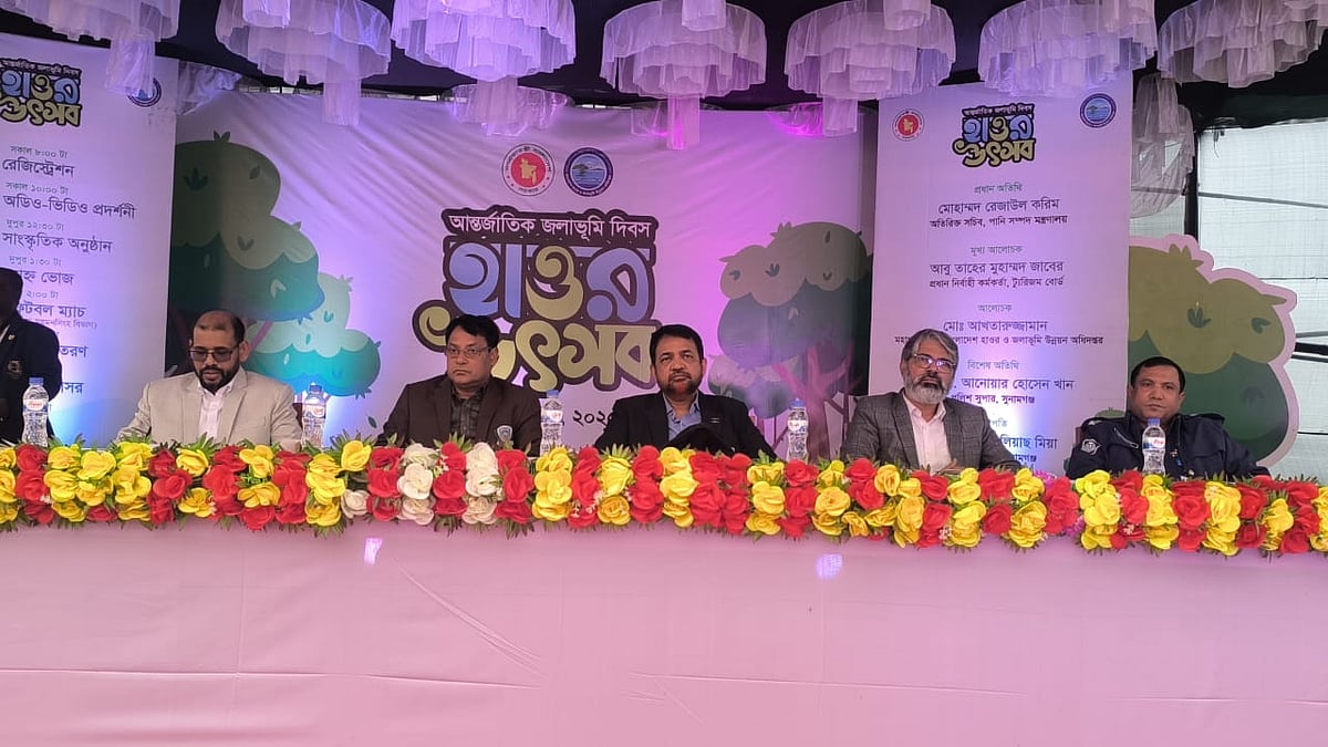 সুনামগঞ্জে হাওর উৎসবের আলোচনা মঞ্চে অতিথিরা। রোববার দুপুরে দিরাই উপজেলার উজানধল গ্রামের মাঠে