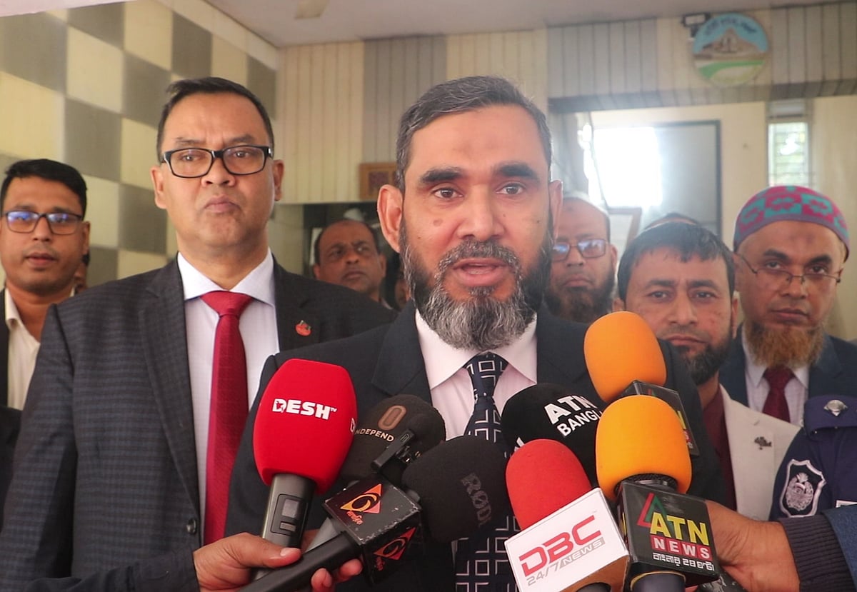 নওগাঁ জেলা প্রশাসকের সম্মেলনকক্ষে ভোটার তালিকা হালনাগাদ নিয়ে আয়োজিত মতবিনিময় সভা শেষে গণমাধ্যমকর্মীদের সঙ্গে কথা বলেন নির্বাচন কমিশনার আবুল ফজল মো. সানাউল্লাহ