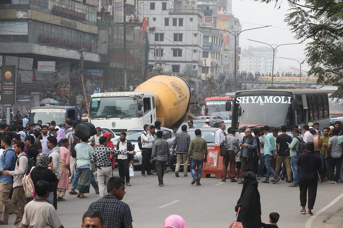 মিরপুর সড়কে শিশু মেলা মোড় অবরোধ করার কারণে সেখানে দুই পাশের সড়কে তৈরি হয় যানজট