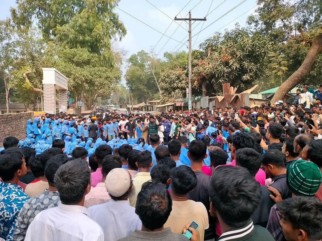 সড়কে অবস্থান নিয়ে বিক্ষোভ করছে শিক্ষার্থীরা