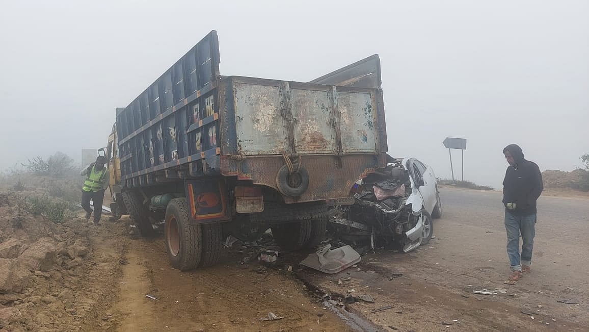 সিলে‌টের ওসমানীনগরে ঢাকা–সিলেট মহাসড়কে প্রাইভেট কার ও ট্রাকের সংঘর্ষে চারজন নিহত হয়েছেন। রোববার সকালে