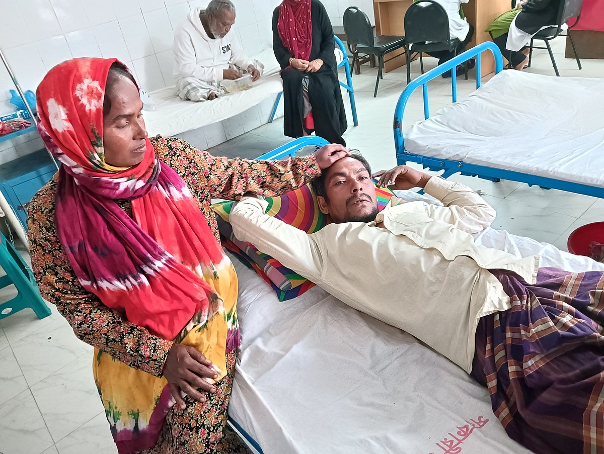 রাজবাড়ী সদর হাসপাতালে চিকিৎসাধীন অভিযোগকারী ভ্যানচালক আফজাল খাঁ। আজ রোববার দুপুরে