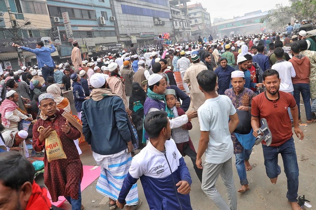 বিকট শব্দের পর মোনাজাত ফেলে ছুটছেন মুসল্লিরা। রোববার সকালে টঙ্গীর স্টেশন রোড এলাকায়