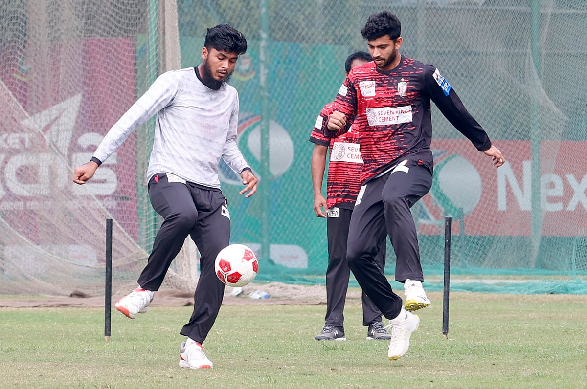 বিপিএলে আজ ফাইনালে ওঠার লড়াই বরিশালের। তার আগে কাল অনুশীলনে ফুটবল খেললেন দলটির রিশাদ হোসেন ও নাঈম হাসান