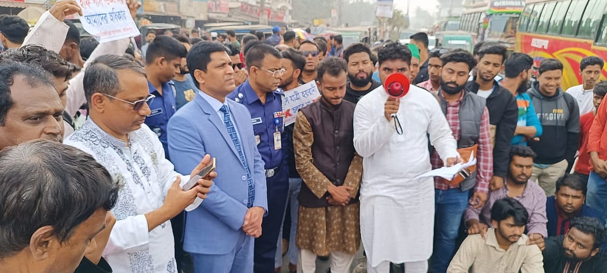 ফরিদপুরে শিক্ষার্থীরা মহাসড়কে অবস্থান নিলে যান চলাচল বন্ধ হয়ে যায়। পরে জেলা প্রশাসক, পুলিশ সুপার ও বাসমালিকদের আশ্বাসে শিক্ষার্থীরা কর্মসূচি প্রত্যাহার করে নেন