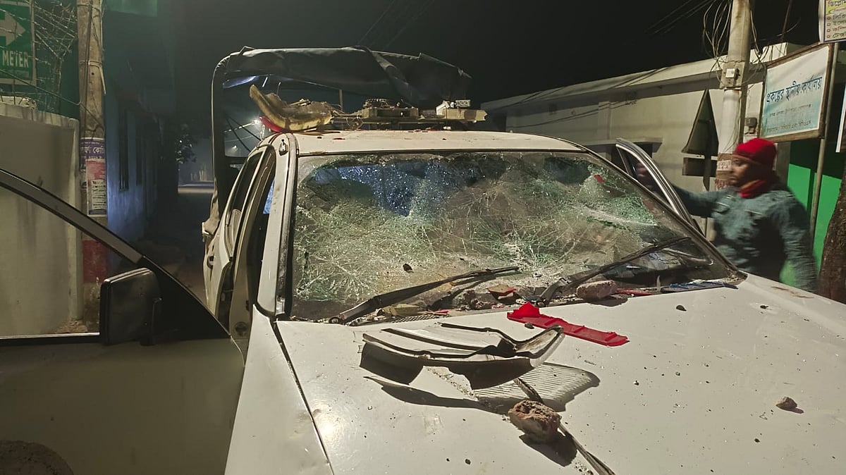 ভাঙচুর হওয়া পুলিশের গাড়ি। আজ রোববার রাতে গোপালগঞ্জের টুঙ্গিপাড়ায়