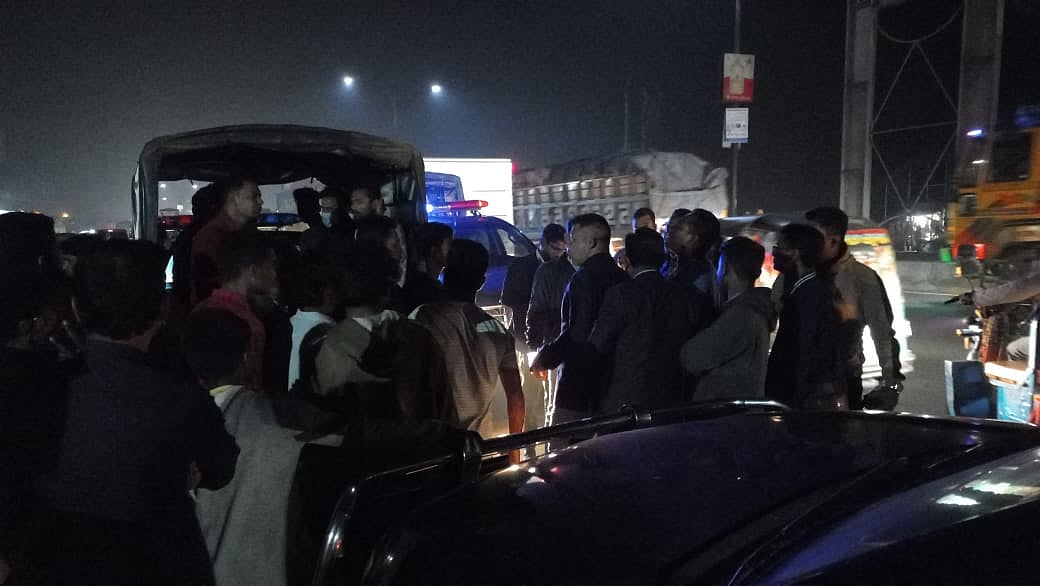 ফেনীতে ঢাকা-চট্টগ্রাম মহাসড়ক অবরোধ করেন জুলাই গণ–অভ্যুত্থানে আহত ব্যক্তিরা। রোববার সন্ধ্যায়, ফেনীর মহিপাল ফ্লাইওভারের দক্ষিণ পাশে