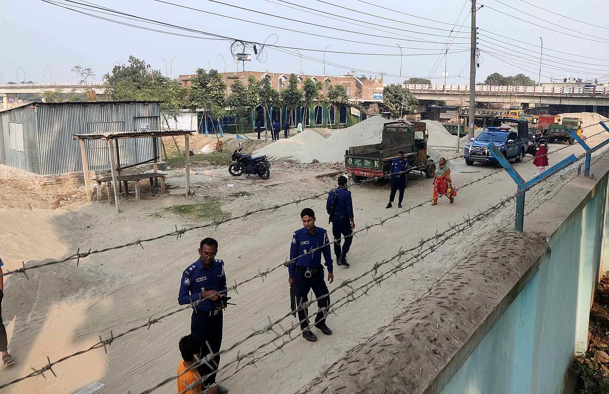 কুষ্টিয়ায় পাউবোর সীমানাপ্রাচীর ঘেঁষে গুলিবর্ষণ। ঘটনাস্থলে পুলিশ। রোববার বেলা তিনটায় তোলা
