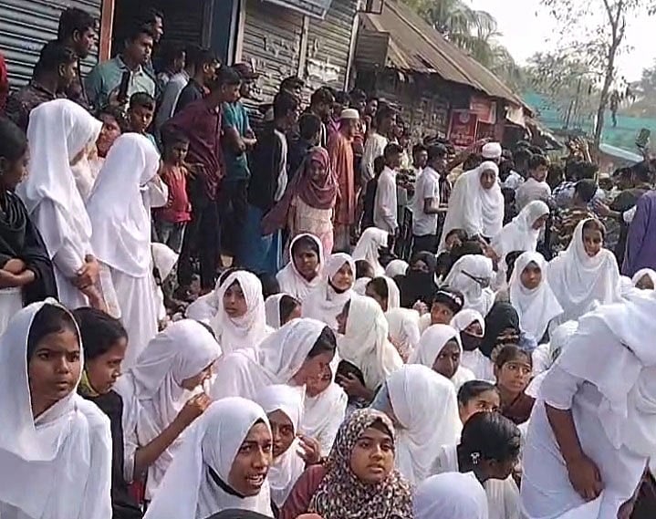 নোয়াখালীর কোম্পানীগঞ্জ উপজেলায় প্রধান শিক্ষকদের ওপর হামলার প্রতিবাদে শিক্ষার্থীদের সড়ক অবরোধ। আজ দুপুরে চর কাঁকড়া ইউনিয়নের পন্ডিতের হাটে