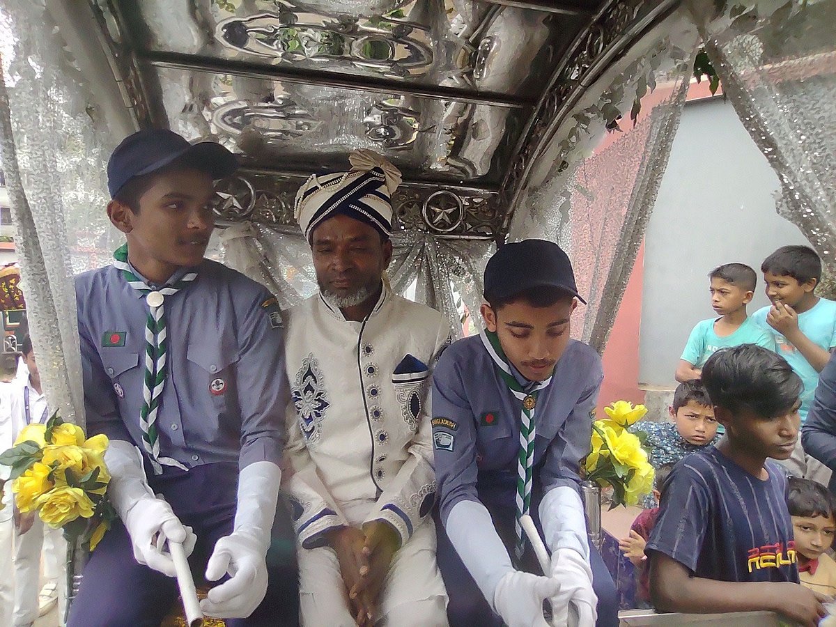 কর্মজীবনের শেষ দিন ব্যান্ড বাজিয়ে ঘোড়ার গাড়িতে করে রাজকীয় সংবর্ধনায় বাড়িতে পৌঁছে দেওয়া হয় বিদ্যালয়ের অফিস সহকারী নুরুল আবছারকে। ছবিটি আজ দুপুরে মিরসরাইয়ের জোরারগঞ্জ আদর্শ উচ্চ বিদ্যালয় থেকে তোলা