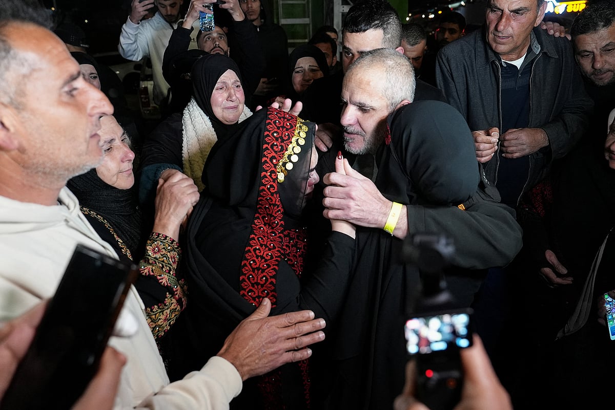 বাবা হুসেইন নাসেরকে জড়িয়ে ধরেন মেয়ে হেদায়া ও রাঘাদ। রামাল্লা, ৩০ জানুয়ারি, ২০২৫