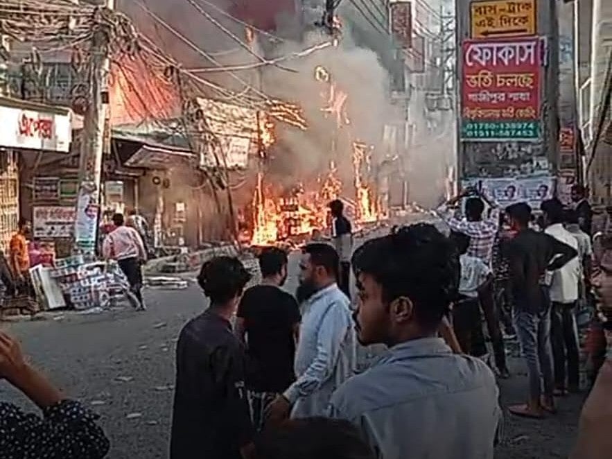 গাজীপুর মহানগরী চান্দনা চৌরাস্তা এলাকায় একটি বিপণিবিতানে আগুন লেগে ঢাকা-ময়মনসিংহ মহাসড়কের যান চলাচল ব্যাহত হয়। আজ বেলা সাড়ে তিনটার দিকে