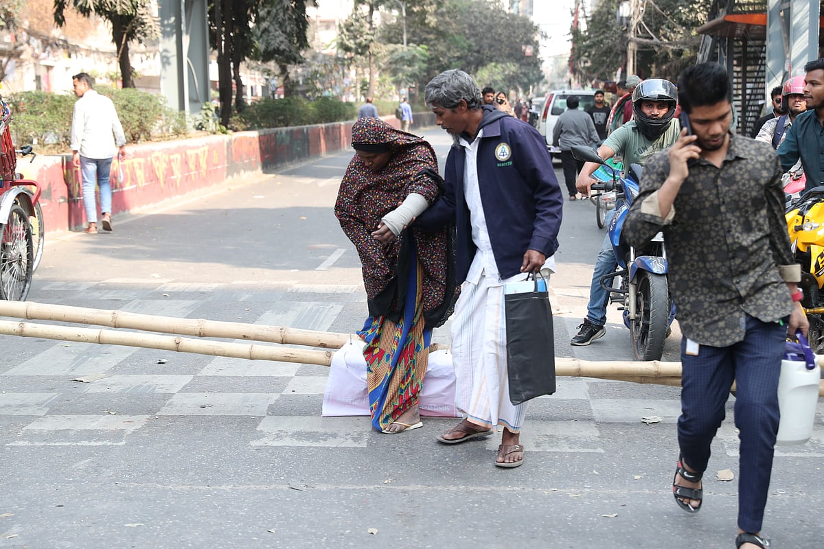 সরকারি তিতুমীর কলেজকে বিশ্ববিদ্যালয় করার দাবিতে শিক্ষার্থীদের অবরোধে যান চলাচল বন্ধ হয়ে যায়। এতে চলাচলে ভোগান্তিতে পড়েন সাধারণ মানুষ। মহাখালী, ঢাকা, ৩ ফেব্রুয়ারি