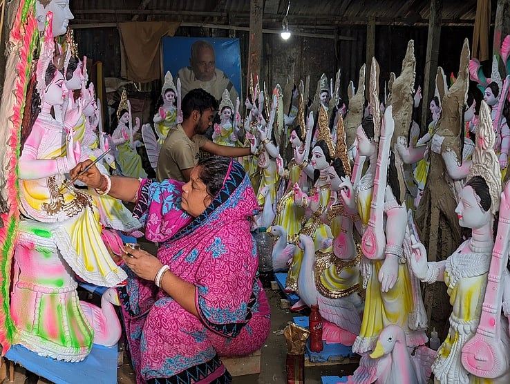 সরস্বতী প্রতিমায় শেষ মুহূর্তের রঙের কাজ করছেন প্রতিমাশিল্পীরা। গতকাল শরীয়তপুর সদরের পশ্চিম কোটাপাড়া এলাকায়