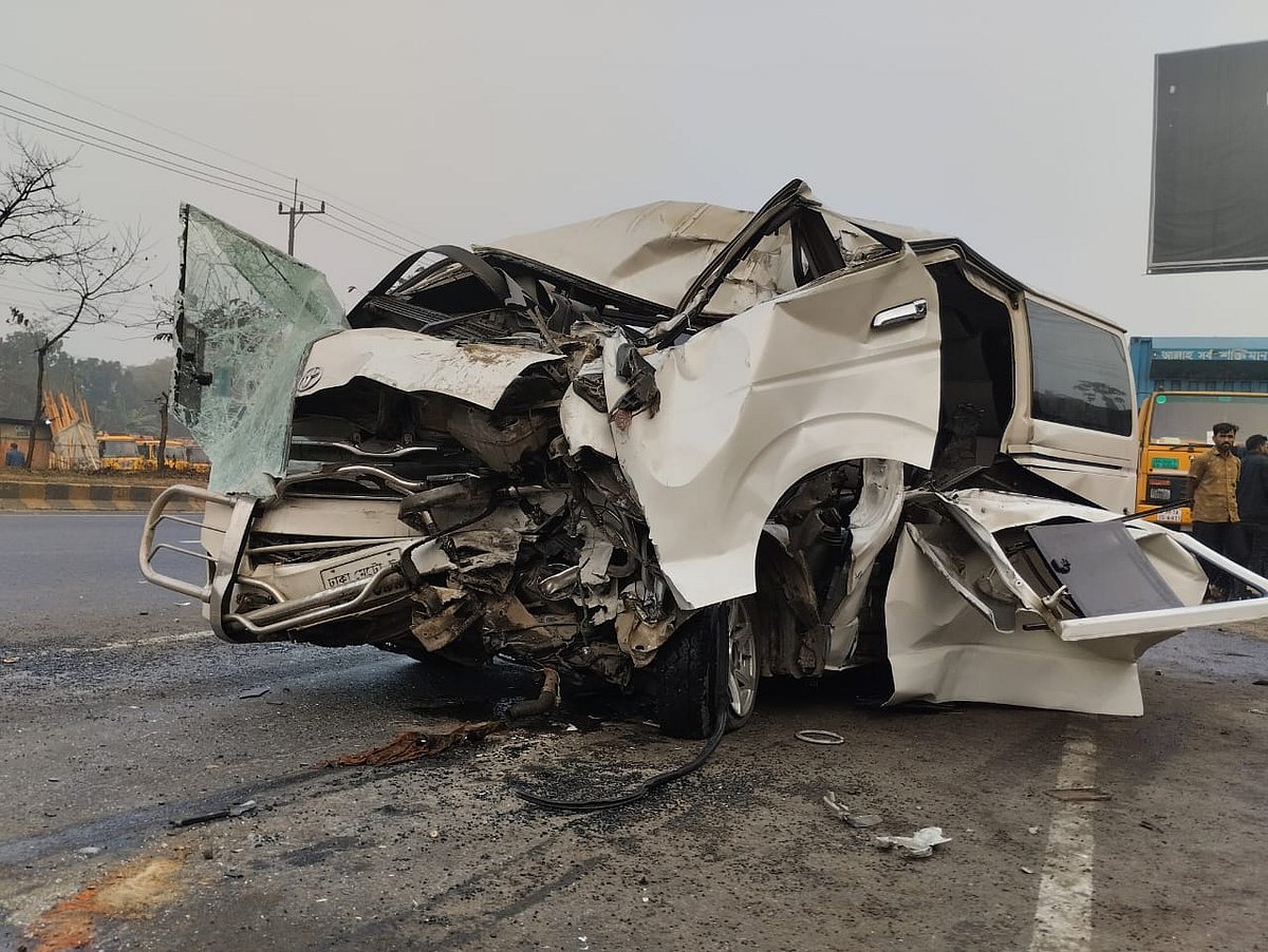 দুর্ঘটনায় দুমড়েমুচড়ে যাওয়া মাইক্রোবাস