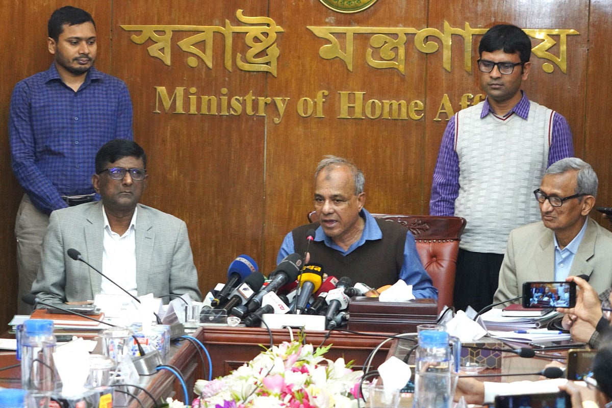 শহীদ দিবস ও আন্তর্জাতিক মাতৃভাষা দিবস সুষ্ঠুভাবে উদ্‌যাপনের লক্ষ্যে আজ সোমবার আইনশৃঙ্খলা নিয়ন্ত্রণ ও নিরাপত্তাব্যবস্থা–সংক্রান্ত সভা করেন স্বরাষ্ট্র উপদেষ্টা লেফটেন্যান্ট জেনারেল (অব.) মো. জাহাঙ্গীর আলম চৌধুরী। ওই সভা শেষে সাংবাদিকদের সঙ্গে কথা বলেন তিনি