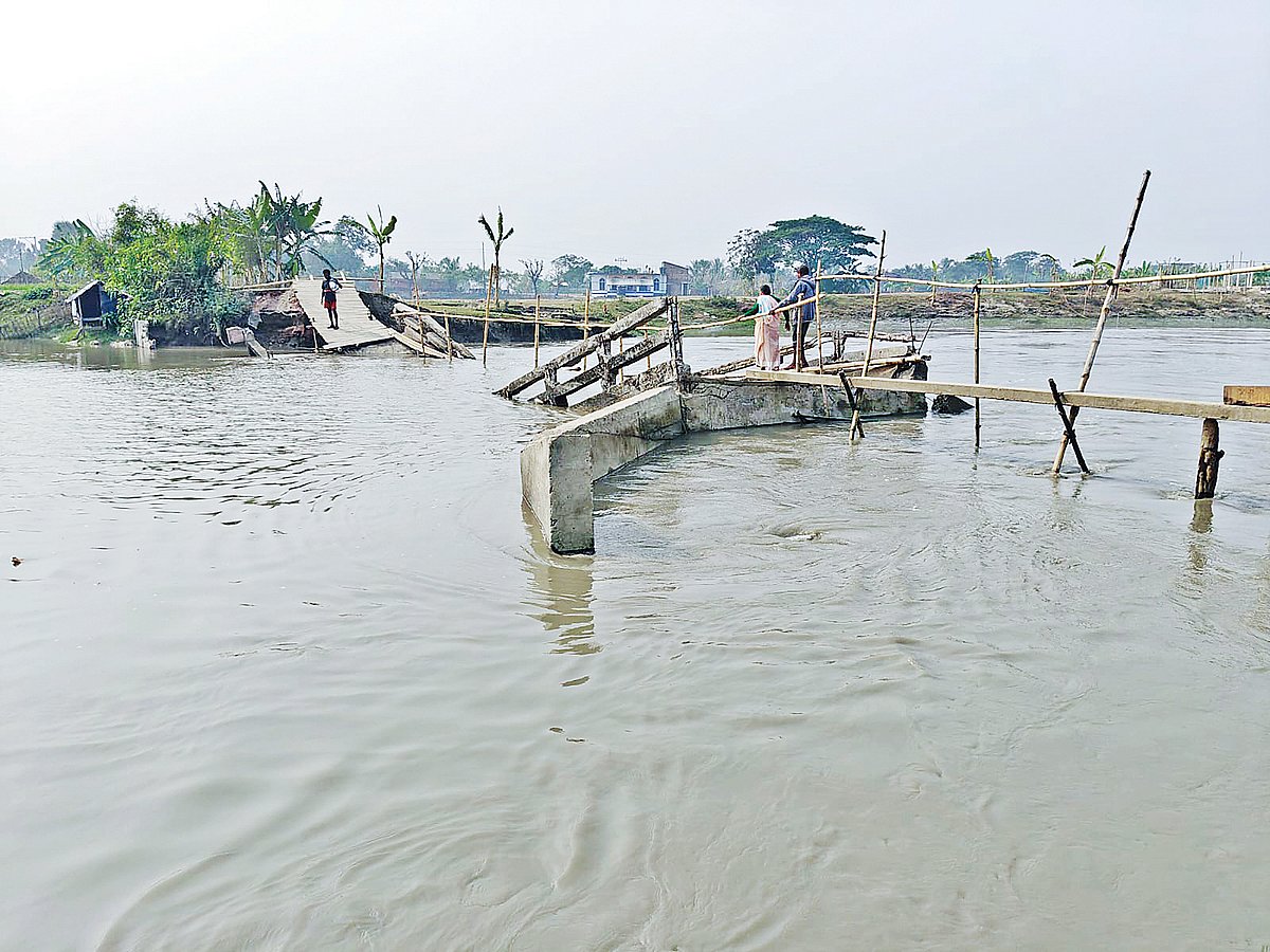 সাতক্ষীরার আশাশুনি উপজেলার বাকড়া এলাকায় সেতু ভেঙে পড়ায় বাঁশের সাঁকো দিয়ে নদী পারাপার করছে মানুষ