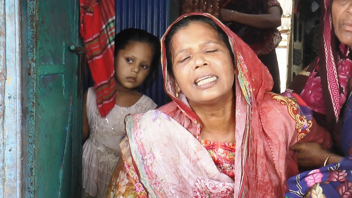 ভূমধ্যসাগরে নৌকাডুবিতে ভাই ও ছেলের মৃত্যুর খবরে গৃহিণী কুলসুম বেগমের আহাজারি। আজ সোমবার বিকেলে মাদারীপুরের রাজৈর পৌরসভার পশ্চিম স্বরমঙ্গল এলাকায়