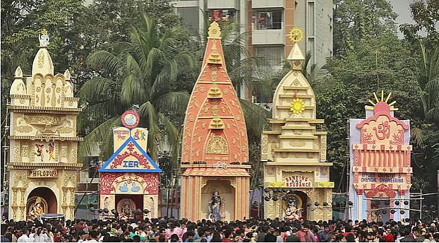 ঢাকা বিশ্ববিদ্যালয়ের জগন্নাথ হলের মাঠে পূজার আয়োজনে মাকে পাওয়া যায় বহুরূপে।