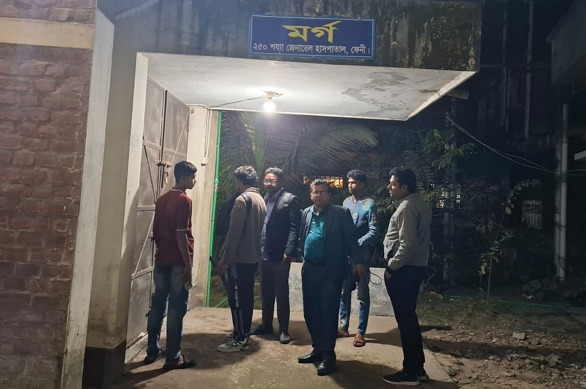 তিনজনের মরদেহ উদ্ধার করে ময়নাতদন্তের জন্য ফেনী ২৫০ শয্যার জেনারেল হাসপাতালের মর্গে পাঠিয়েছে পুলিশ। আজ রাত সাড়ে ১০টায়