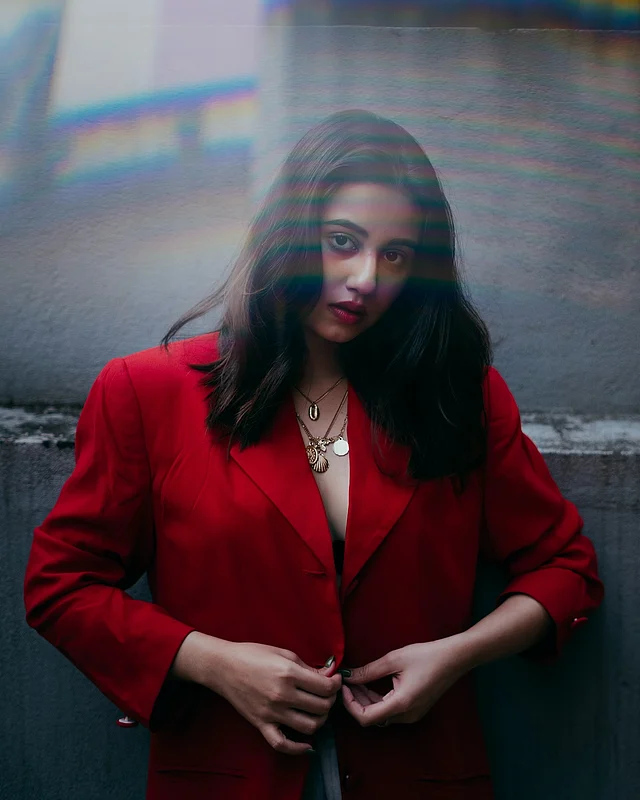 Gozallik ogzaki jinsiy aloqani yaxshi koradi Lyusi Liu butunlay yalangoch