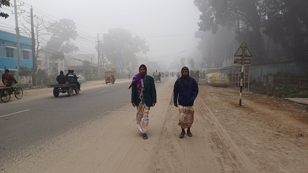তেঁতুলিয়ায় শীত ও কুয়াশার কারণে চরম দুর্ভোগে পড়েছেন খেটে খাওয়া সাধারণ মানুষ। আজ সোমবার সকালে