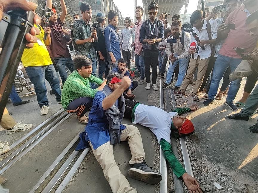 রাজধানীর মহাখালী রেলক্রসিংয়ে রেললাইন অবরোধ করেছেন তিতুমীরের শিক্ষার্থীরা
