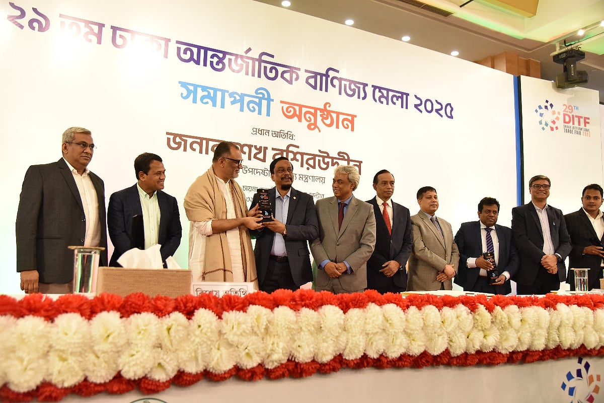 ঢাকা আন্তর্জাতিক বাণিজ্য মেলার ২৯তম আসরে দ্বিতীয় সেরা ফার্নিচার প্রস্তুতকারকের পুরস্কার পেয়েছে নাদিয়া ফার্নিচার। বাণিজ্য উপদেষ্টা শেখ বশিরউদ্দীনের কাছ থেকে পুরস্কার গ্রহণ করছেন প্রতিষ্ঠানটির ব্যবস্থাপনা পরিচালক এ করিম মজুমদার