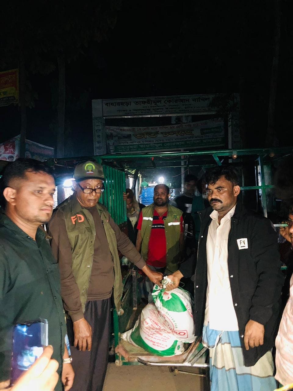 বস্তায় ভরে নিয়ে যাওয়া হচ্ছে উদ্ধার করা অজগর