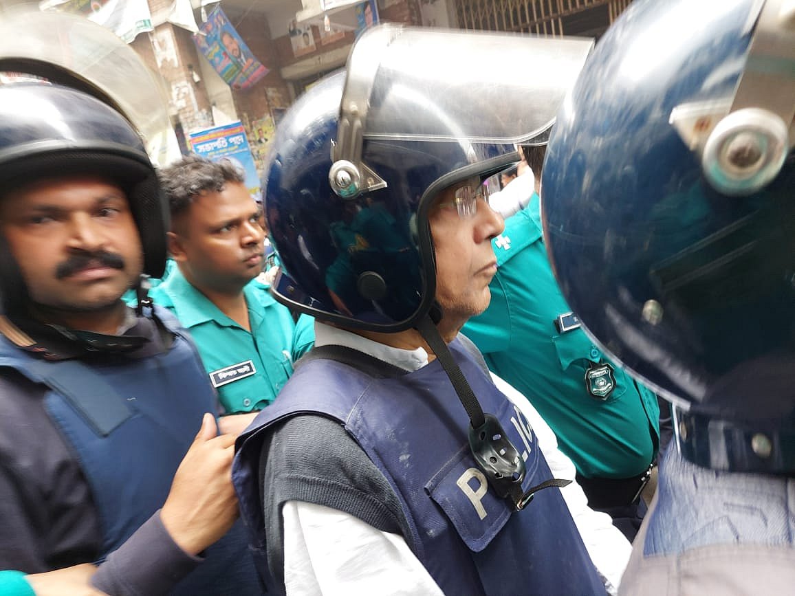 আনিসুল হককে হাজতখানায় নিয়ে যাচ্ছে পুলিশ