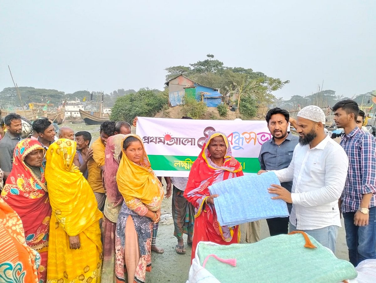 প্রথম আলো ট্রাস্টের উদ্যোগে কম্বল তুলে দেওয়া হচ্ছে। গতকাল বিকেলে