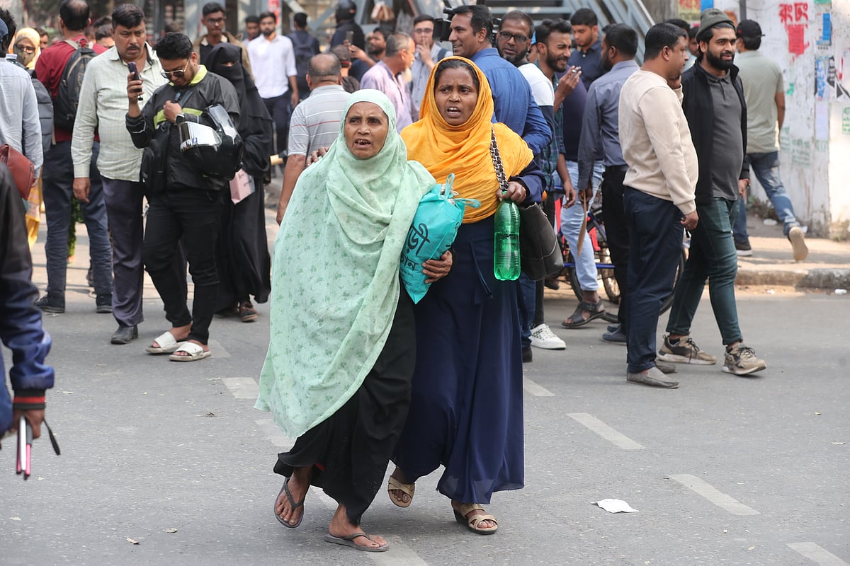 সরকারি তিতুমীর কলেজকে বিশ্ববিদ্যালয় করার দাবিতে শিক্ষার্থীদের অবরোধে সড়কে যান চলাচল বন্ধ হয়ে যায়। এতে চলাচলে ভোগান্তিতে পড়েন সাধারণ মানুষ। সোমবার বিকেলে রাজধানীর মহাখালী এলাকায়