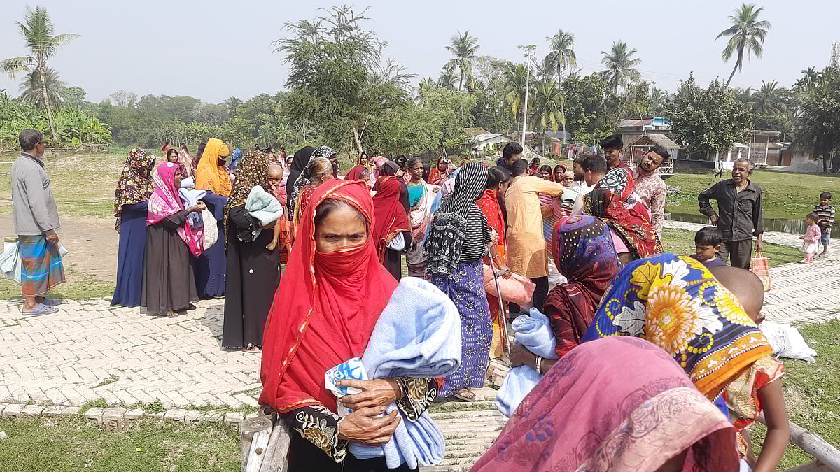 যশোরের কেশবপুরে প্রথম আলো ট্রাস্টের উদ্যোগে কম্বল বিতরণ। আজ সকালে বড় পাথরা গ্রামে
