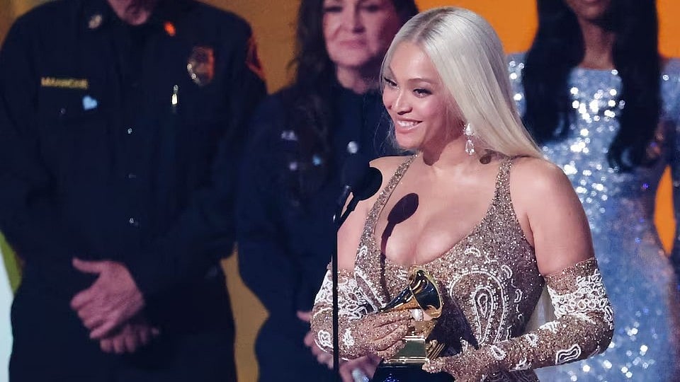 গ্র্যামি হাতে বিয়ন্সে। রয়টার্স