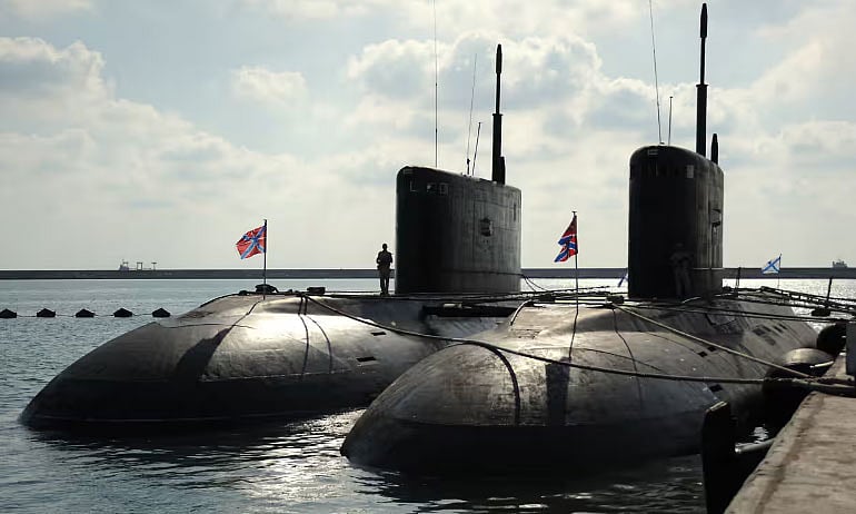 সিরিয়ার ভূমধ্যসাগরীয় টার্টাস বন্দরে রাশিয়ার ডুবোজাহাজ