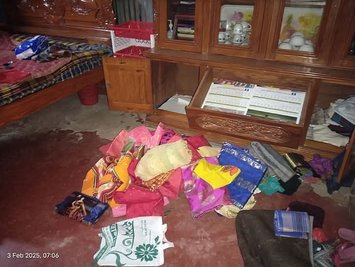 সালথায় স্থানীয় এক সাংবাদিকের বাড়িতে ঢুকে এক ভরি ওজনের সোনার চেইন ও ২৫ হাজার টাকা লুট করেছে দুর্বৃত্তরা। গতকাল রোববার রাতে