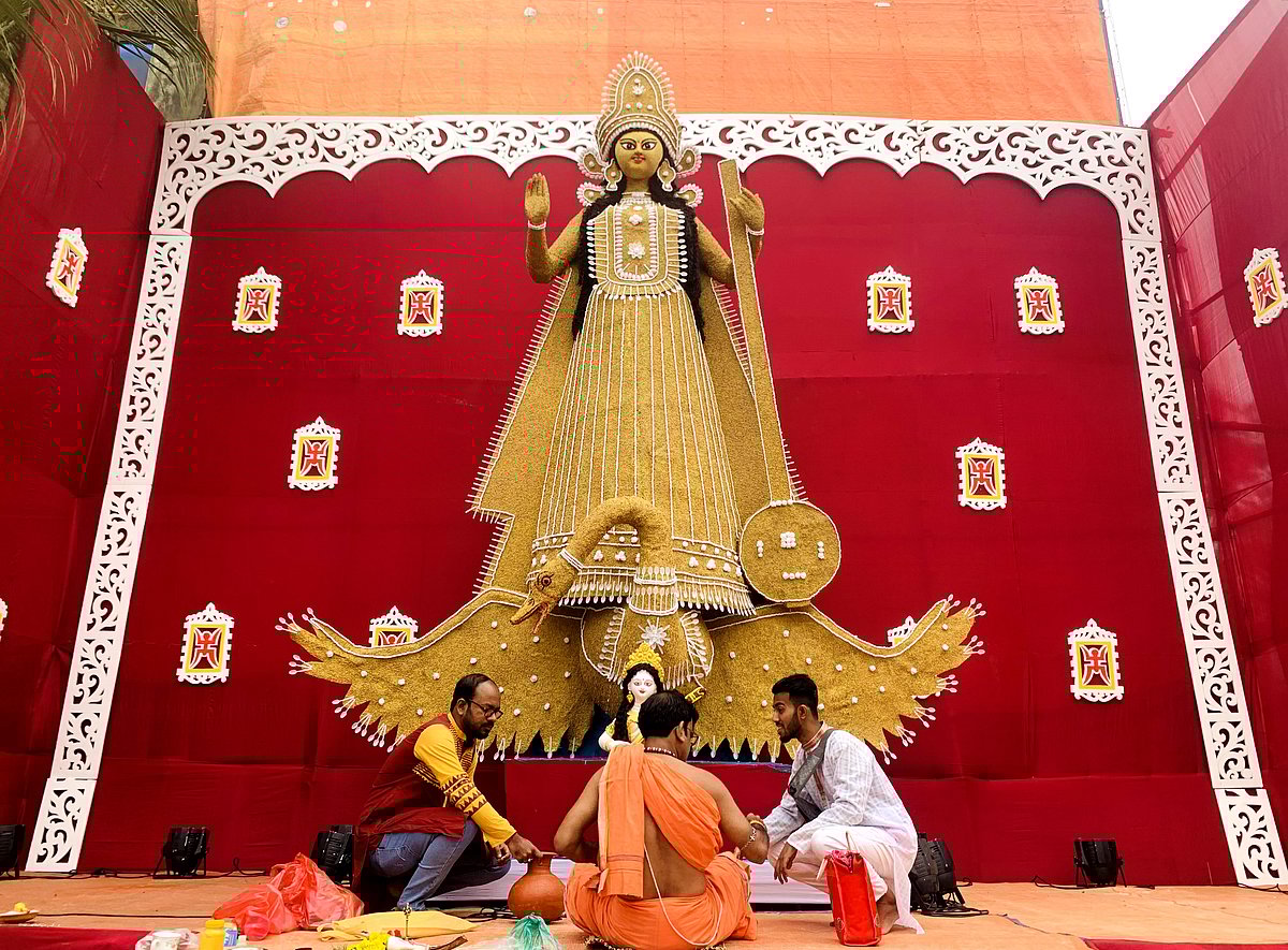 মৌলভীবাজারের শ্রীমঙ্গলে ধান দিয়ে বানানো ২১ ফুট উচ্চতার সরস্বতী প্রতিমা। উপজেলার লালবাগ যুব কিশোর সংঘের মণ্ডপে