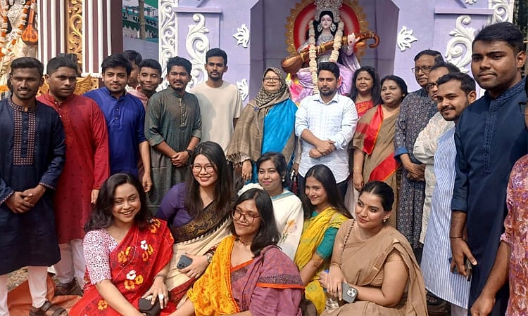 সোমবার ঢাকা বিশ্ববিদ্যালয়ের জগন্নাথ হলে সরস্বতীপূজার মণ্ডপ পরিদর্শন করেন উপদেষ্টা নাহিদ ইসলাম ও উপদেষ্টা আসিফ মাহমুদ সজীব ভূঁইয়া